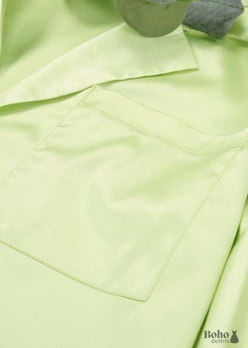Pijama bohemio Corinne de satén en verde y beige.